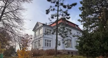 Urzędnicy ukrywali, jaki jest plan na “były budynek przedszkola”. Teraz ich decyzja może pochłonąć miliony