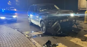 Kierowca land rovera wjechał w bmw stojące przed przejściem dla pieszych