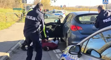 Napad na wartownika. Trzech napastników, pościg i blokada dróg