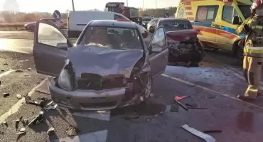 Nie ustąpiła pierwszeństwa - dwa rozbite samochody i mandat