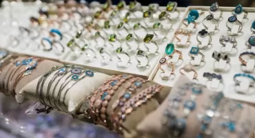 Jak wybrać dobrą hurtownię biżuterii ze stali chirurgicznej? 7 kluczowych kryteriów