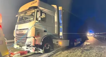 Ciężarówka uderzyła w barierę. Na jezdnie rozlało się paliwo