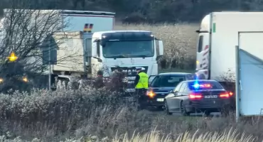 Ford uderzył w ciężarówkę. Jezdnia była zablokowana