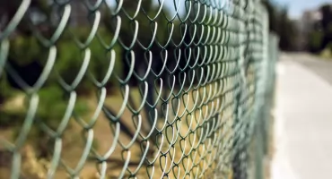 Jak wybrać odpowiednią siatkę ogrodzeniową?