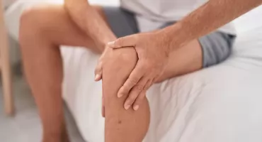 Strzelanie w kolanach – skąd się bierze i kiedy wybrać się do lekarza?