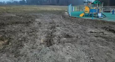 Niebezpieczne rury i błoto. Nie da się przejść