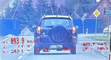 Pędził prawie 100 km/h w terenie zabudowanym. Wpadł podczas akcji 