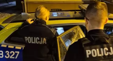 Zdewastował samochód i chciał uciec. Agresywny mężczyzna zatrzymany