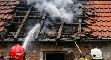 Pożar poddasza domu w Świerzowie - z ogniem walczyło 6 zastępów strażaków