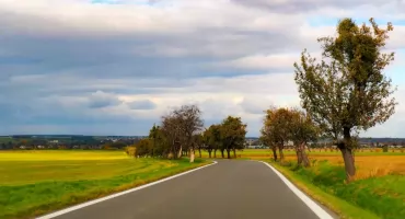 Drogi betonowe vs asfaltowe – jakie rozwiązanie wybrać?