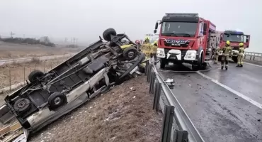 Interwencja służb na S5. Auto przebiło bariery i zawisło na skarpie
