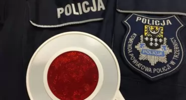 Peugeot wzbudził podejrzenia. Kierowca pożegnał się z kluczykami