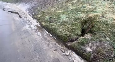 [FILM] Tajemniczy wyciek przy ul. Polnej. Urząd wyklucza awarię wodociągu