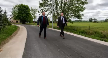 [FILM] Miała łączyć, urywa się w błocie. Burmistrz ogłosił sukces, radny pokazuje prawdę