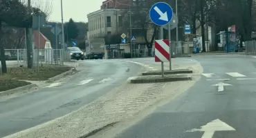 Trzebnica po zimie tonie w piachu. To poważne zagrożenie dla rowerzystów i motocyklistów