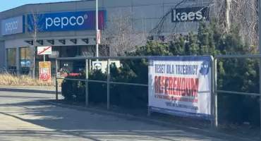 Zniknęły banery o stanowisku PiS w sprawie referendum. Kto je rozwiesił i kto je usunął?