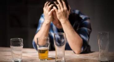 Od piwa po pracy do butelki wódki dziennie — jak niepostrzeżenie narasta tolerancja