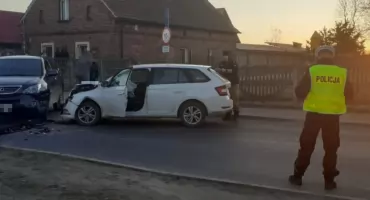 Nie zauważył nadjeżdżającego auta. Kobieta trafiła do szpitala