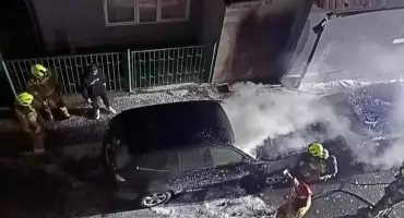 Nocny pożar dwóch aut. Ogień uszkodził elewację budynku