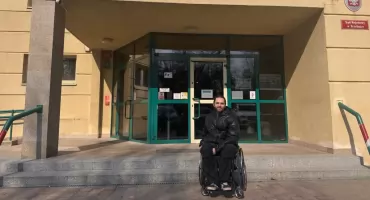 Drzewo spadło na młodego człowieka. Urzędnik ma zapłacić 500 tysięcy. Zapadł wyrok w głośnej sprawie