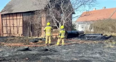 Ogień strawił szopę. Rozprzestrzenił się błyskawicznie