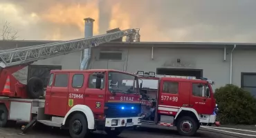 13 zastępów walczyło z pożarem w lakierni. Następnego ranka znów wezwano pomoc