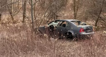 Służby niby zrobiły swoje, a wrak wciąż stoi
