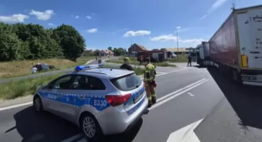 Volkswagen w rowie. O włos od czołówki z tirem