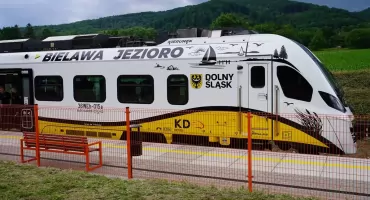Wakacyjny kierunek: Bielawa. Nad jezioro i w góry dojedziesz pociągiem