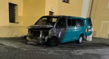 [NOWE INFORMACJE] Ktoś podpalił busa GOK w Zawoni. Ogień mógł strawić zabytkowy ośrodek kultury. „To były sekundy”