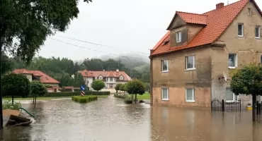 [FOTO] Trzebnica pod wodą. Zalane posesje, wybijające studzienki, zniszczone obiekty